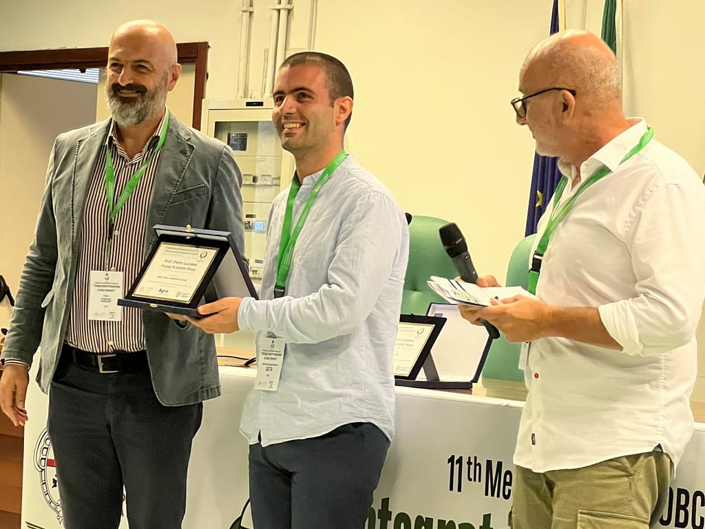 Gabriele Satta recieving the best presentation prize at IOBC 2025