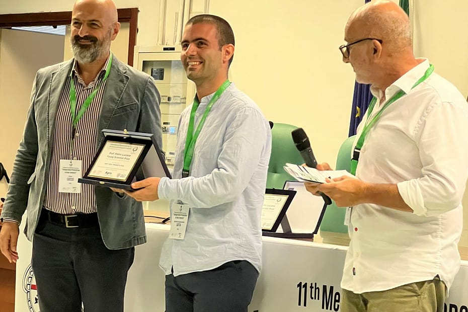 Gabriele Satta recieving the best presentation prize at IOBC 2025